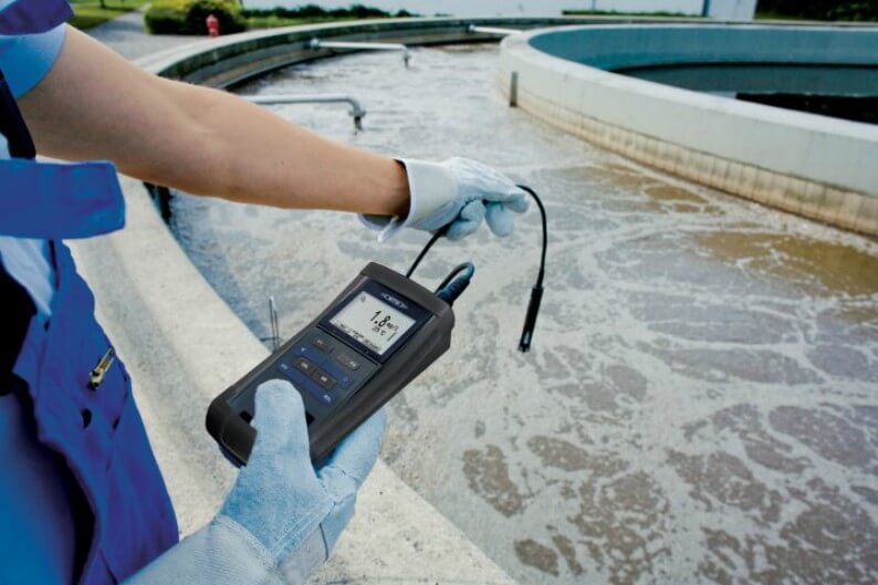 Pessoa utilizando medidor de oxigênio em estação de tratamento de água