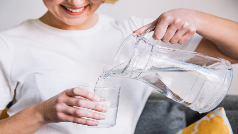 Água potável em jarra de vidro